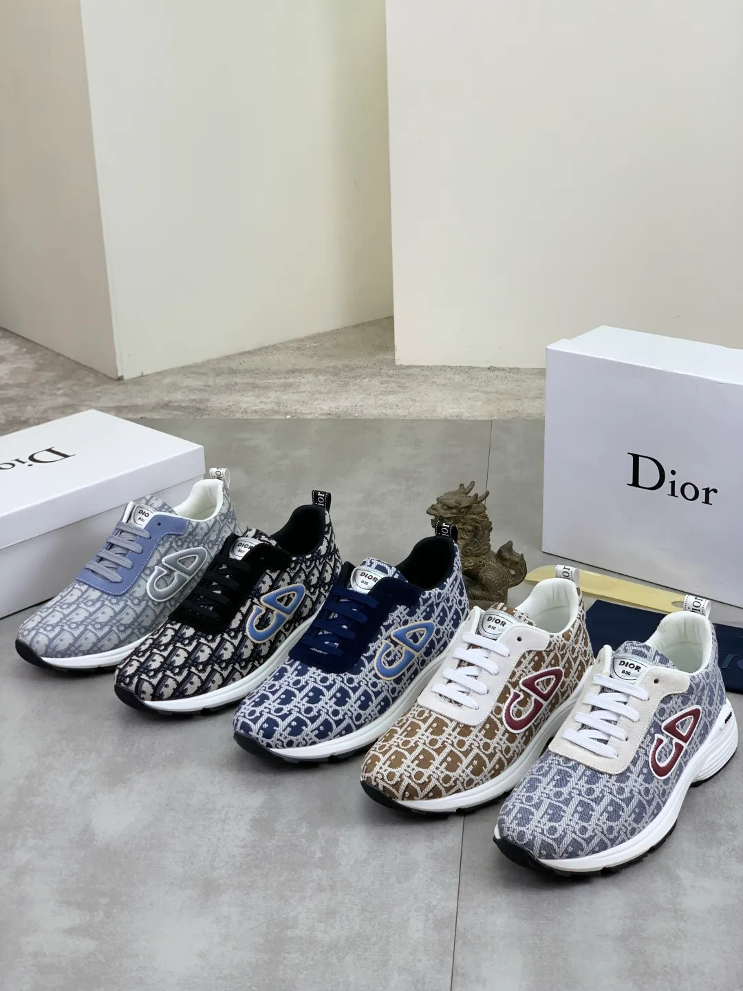 Men's shoes 💰P420 New Dior Chrono 2025 new product B30 series, in white and black fly woven series, decorated with computer-printed CD logo on both sides, star patch on the tongue and Dior logo on the heel, many details highlight the style. The interior is matched with the original color matching mesh, and the interior of the body is supported by low-temperature shaping sheets, and is filled with light feather cotton to keep the interior full and soft against the feet. The exclusive open-molded outsole adopts a one-piece molding process, so there is no need to worry about problems such as the opening and falling of sole decorative accessories. It is light and comfortable to wear, yet strong and wear-resistant. The two-color shoelaces are accessorized with exquisite metal five-pointed star pendants, creating a high-end, trendy and casual look at all times. Color: 5️⃣ colors available, code number: 38-44 (45 customized)